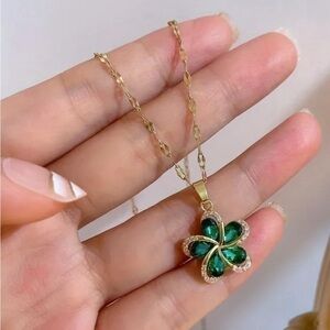 Flower Pendant Necklace 18K
Plated Clavicle Chain Sweater Chain